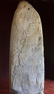  Stela der Herrscherin von Tikal! Ein Triumph der Maya-Skulptur